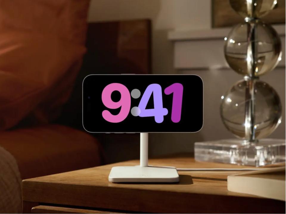 Mit dem neuen StandBy-Modus von Apple können Nutzer ihr iPhone in ein Smart Display verwandeln, wenn es im Querformat angedockt ist.  - Copyright: Apple