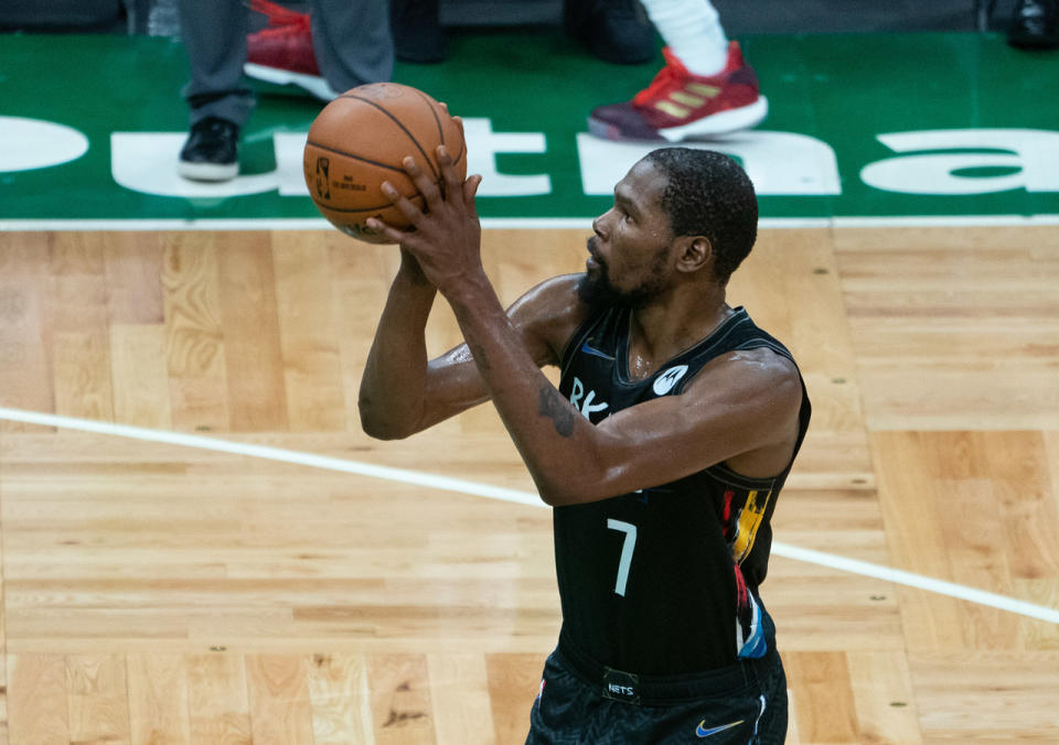 Kevin Durant attempts a free throw