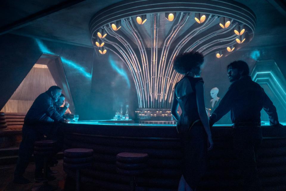 Einen Martini - "geschüttelt, nicht gerührt" - gibt es an dieser Bar wohl nicht, über Spionagethriller-Elemente soll "Andor" trotzdem verfügen. (Bild: Disney)