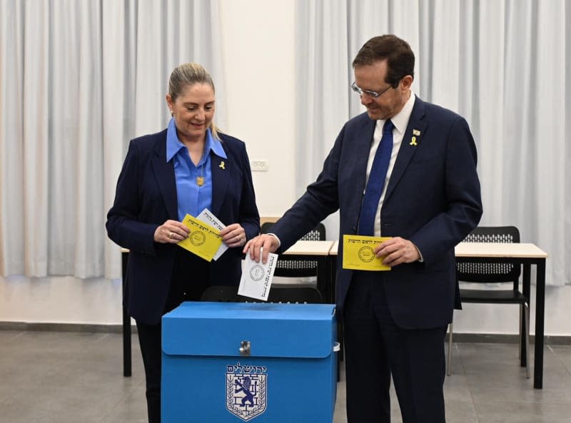 Israel's President Isaac Herzog (R) casts his vote in municipal elections for mayor and city council in Jerusalem at the Jerusalem High School for the Arts‎. -/GPO/dpa