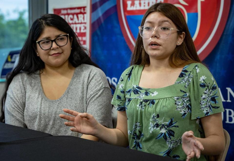 Katherine Santana, left, and her daughter, Elizabeth Santana-Zavala, talk to journalists at the offices of the Los Angeles Hispanic Republican Club. Jose A. Iglesias/jiglesias@elnuevoherald.com