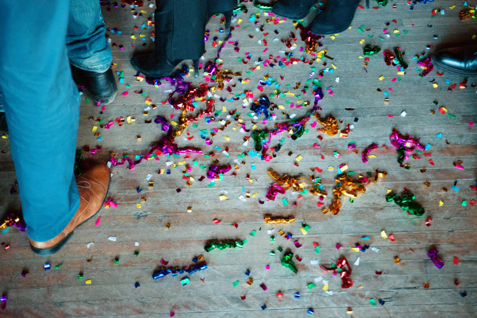 Das kleine Benimm-Einmaleins muss auch nach dem vierten Bier und auf der Tanzfläche noch sitzen. (Bild: Getty Images)