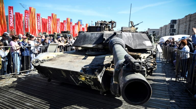 Families and couples came to see weapons displayed in Moscow's Victory Park on the opening day of a show organised by the army (Alexander NEMENOV)