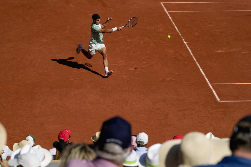 Carlos Alcaraz en acción en el partido contra Taro Daniel durante la segunda ronda del Abierto de Francia, el miércoles 31 de mayo de 2023, en París. (AP Foto/Thibault Camus)