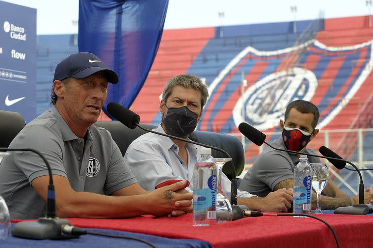 La nueva etapa en San Lorenzo: el DT Pedro Troglio, el vicepresidente Matías Lammens y Leandro Romagnoli, que será el entrenador de la reserva