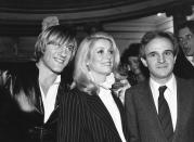 Si les sentiments amoureux se sont estompés entre Catherine Deneuve et François Truffaut, leur amitié a en revanche toujours perduré. En 1980, la comédienne et le cinéaste se retrouvent pour <em>Le Dernier Métro. </em>Dans ce drame, une directrice de théâtre (Catherine Deneuve) s’éprend d’un comédien engagé dans la Résistance (Gérard Depardieu), tandis que son mari se cache pour échapper aux Nazis. Un film qui vaut à Catherine Deneuve son premier César de la Meilleure actrice. Cette nouvelle collaboration avec François Truffaut bouleverse aussi bien sa carrière que sa vie. "<em>Il m'a donné confiance en moi. Surtout quand on a fait</em> Le Dernier Métro<em>, il voulait absolument me donner un rôle de maturité, comme il disait</em>, révèle-t-elle aux Cahiers du cinéma en 1999. <em>Il m'a poussée à oser avoir un certain ton, à parler avec une certaine autorité, sans devenir antipathique. Il l'a fait parce qu'il me connaissait dans la vie, il savait que je pouvais aller dans cette direction. Il savait aussi que je n'osais pas encore vraiment, que c'était difficile. Il a toujours pensé qu'il y avait en moi un côté ‘Belle au bois dormant’. C'est-à-dire en même temps quelque chose qui se donnait et quelque chose qui se refusait, qu'il fallait déverrouiller. Il m'a beaucoup aidée.</em>" <em>(Photo by © Hulton-Deutsch Collection/CORBIS/Corbis via Getty Images)</em>