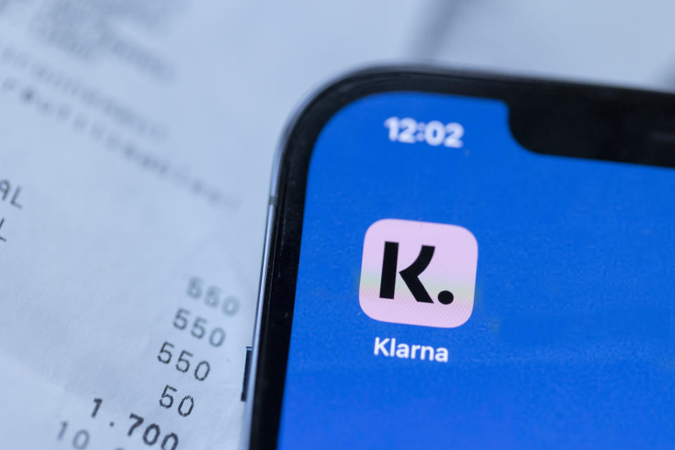 BONN, GERMANY - JANUARY 03: In this photo illustration a smartphone with the Klarna app on a table on January 03, 2022 in Bonn, Germany. (Photo Illustration by Ute Grabowsky/Getty Images)