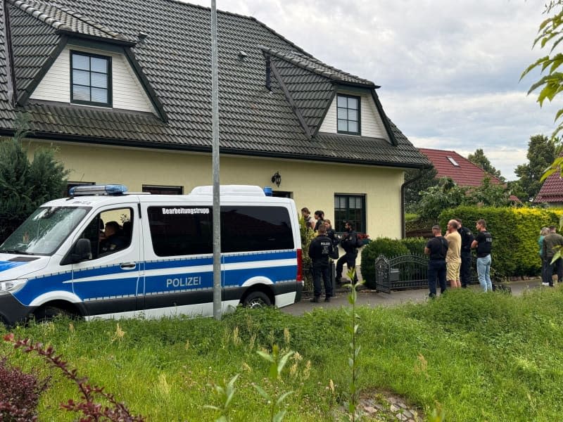 Police officers stand in front of a detached house on the street. According to the German Ministry of the Interior, the police have been searching the premises of "Compact" magazine, which has been classified as right-wing extremist by the Federal Office for the Protection of the Constitution, and Conspect Film GmbH since the early hours of the morning, as well as the homes of leading players, management and shareholders in Brandenburg, Hesse, Saxony and Saxony-Anhalt. Thomas Schulz/dpa