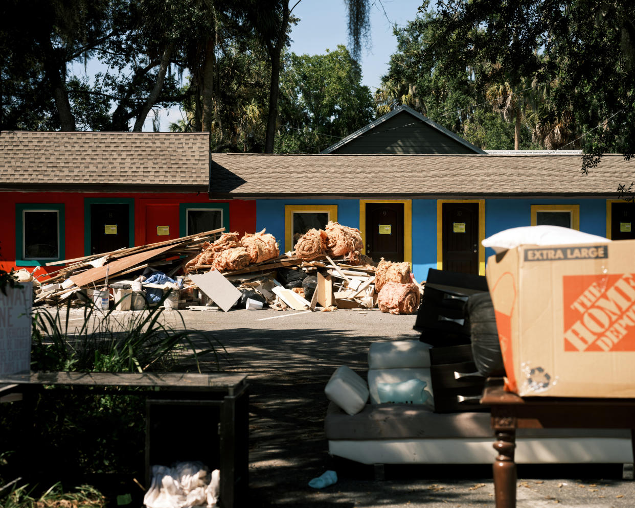 Posesiones destruidas fuera de las casas dañadas por el huracán Idalia en Crystal River, Florida, el miércoles 6 de septiembre de 2023. (Zack Wittman/The New York Times)
