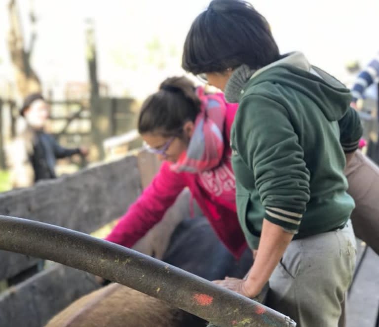 “En ganadería, hacemos ciclo completo. Los animales terminados se venden y algo queda para consumo de la escuela”, cuenta Ledesma