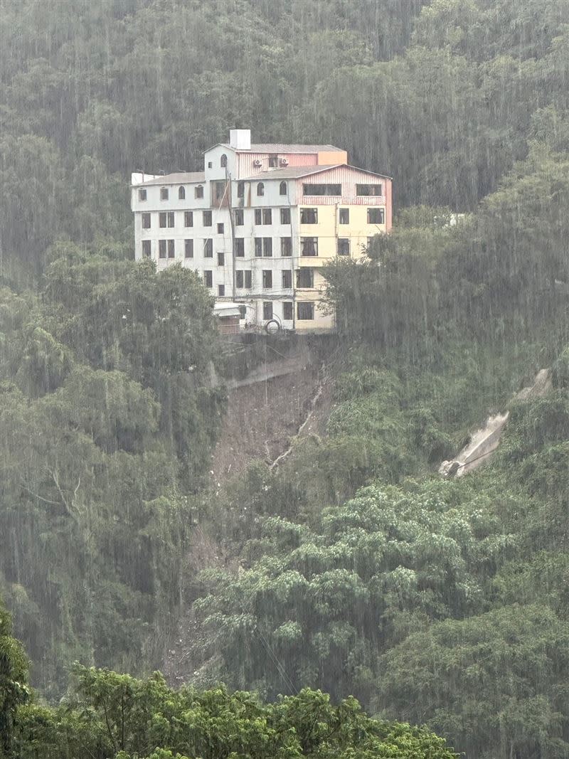 廬山麗來溫泉飯店遭洪水沖刷，一部分地基掏空，看起來岌岌可危。(圖／翻攝畫面)