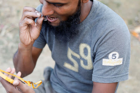 A Rohingya refugee trimmes his beard at Palong Khali camp, near Cox's Bazar, Bangladesh January 14, 2018. REUTERS/Tyrone Siu