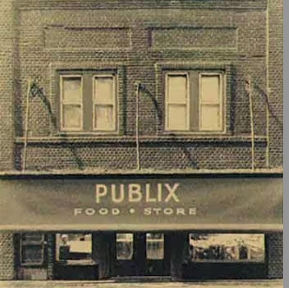 El fundador de Publix, George Jenkins, abrió el primer supermercado Publix en Winter Haven en 1930. Publix Food Store tomó su nombre de la empresa no relacionada Publix Theatre Corporation, que en la década de 1920 operaba una cadena de cines en EEUU, algunos de ellos en la Florida, según Jenkins.