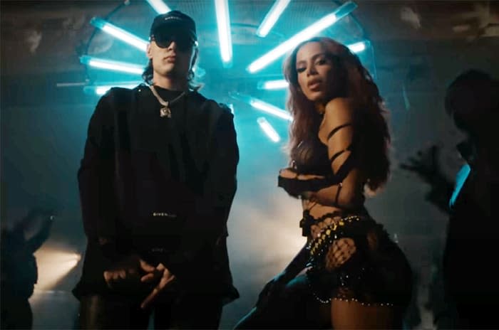 Peso Pluma y Anitta en el videoclip de Bellakeo