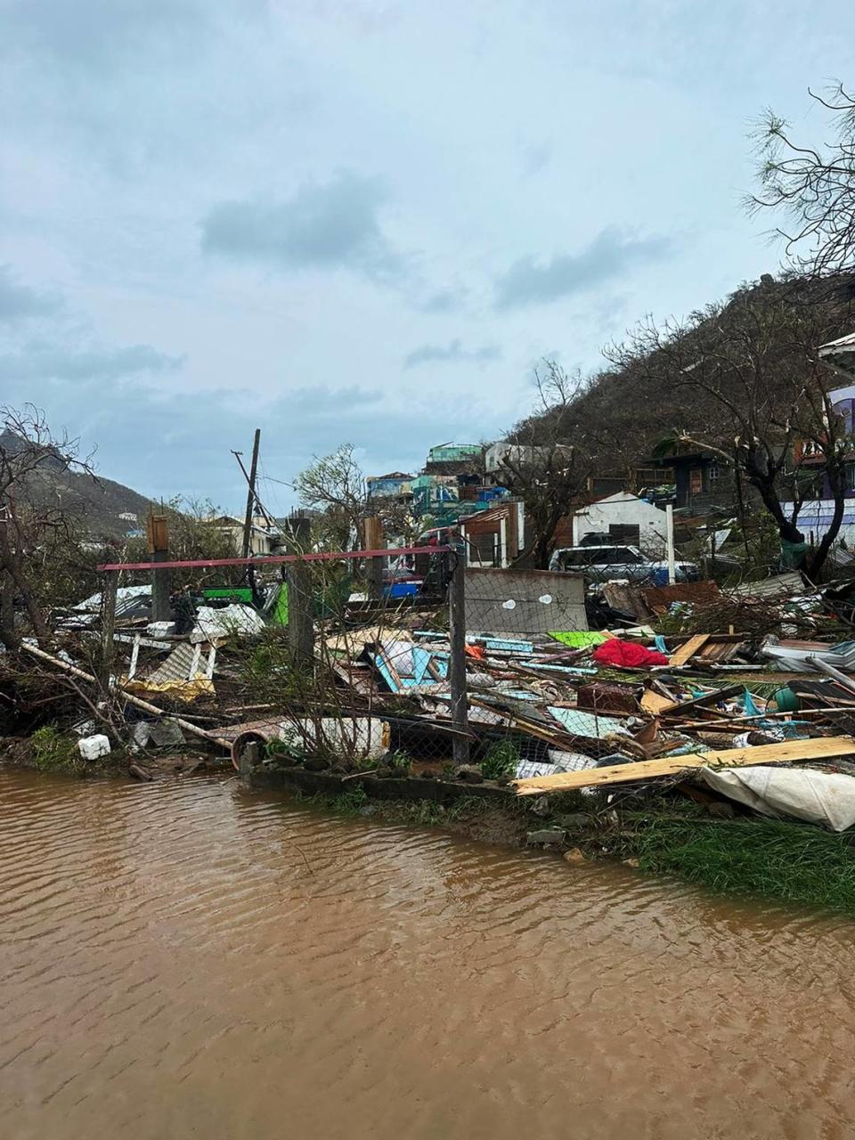 Union Island, una isla hermana de San Vicente y las Granadinas, perdió al menos el 90% de sus hogares y negocios según el primer ministro después de que un poderoso huracán Beryl arrancara techos y destrozara casas el lunes 1 de julio de 2024. St. Vincent and the Grenadines P