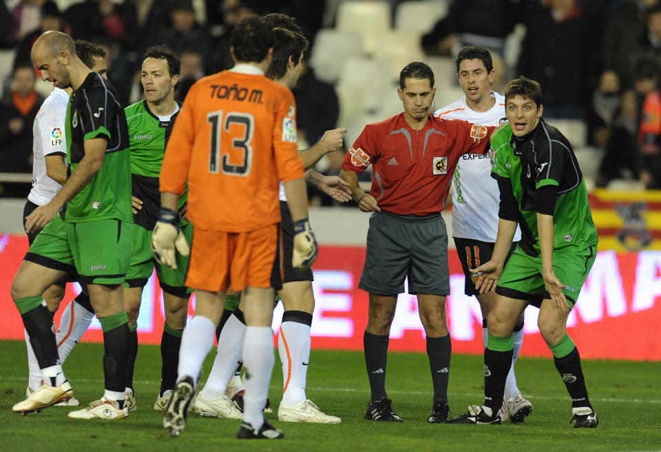 Paradas Romero debutó en la Primera División en el año 2007 después de haber ganado el Trofeo Guruceta al mejor árbitro de Segunda y dirigió un total de 87 encuentros en la máxima categoría del fútbol español. (Foto: Diego Tuson / AFP / Getty Images).