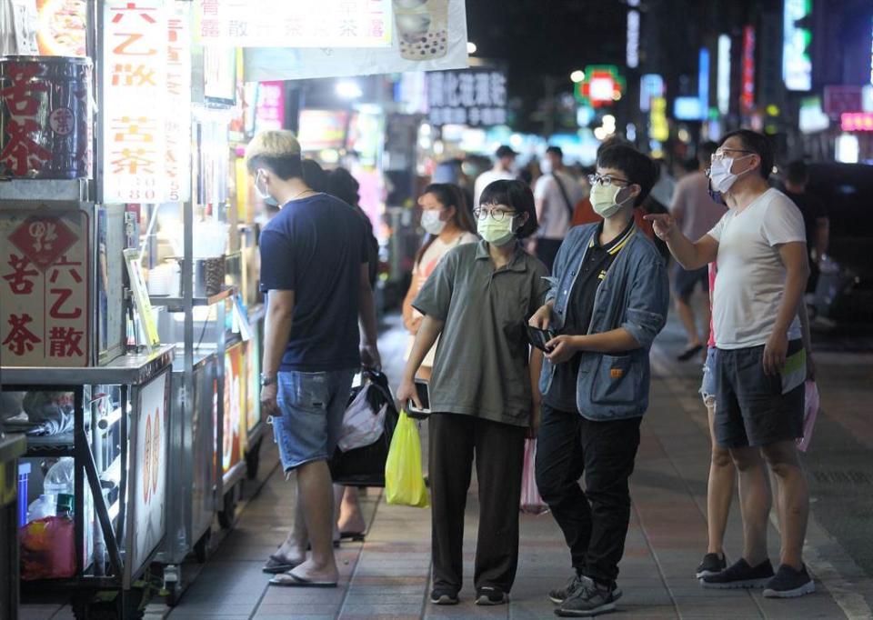 受新冠肺炎疫情波及而停止營業的北市寧夏夜市29日傍晚微解封，以原有攤位的1／4數量開始營業，久違的逛街人潮在夜間開始匯聚。（張鎧乙攝）