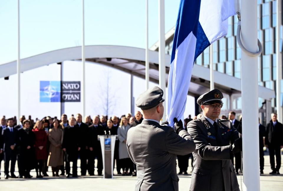 El personal militar finlandés instala la bandera nacional finlandesa en la sede de la OTAN en Bruselas (AFP/Getty)