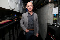 <p>Als Jeff Bezos 1994 aus einer Garage in Seattle heraus die Firma Amazon gründete, hoffte er vielleicht, dass er irgendwann davon leben können würde – aber sicher nicht, dass ihn seine Ideen knapp 25 Jahre später zum reichsten Mann der Welt machen würden. 112 Milliarden US-Dollar (in Zahlen: 112.000.000.000!) besitzt Bezos nach Schätzungen von Forbes, das sind atemberaubende 40 Milliarden mehr als noch 2017, als Bezos hinter Bill Gates noch auf Platz 2 lag. Doch in einem Jahr kann viel passieren: Heute besitzt Bezos ganze 22 Milliarden US-Dollar mehr als der Gründer von Microsoft. </p>