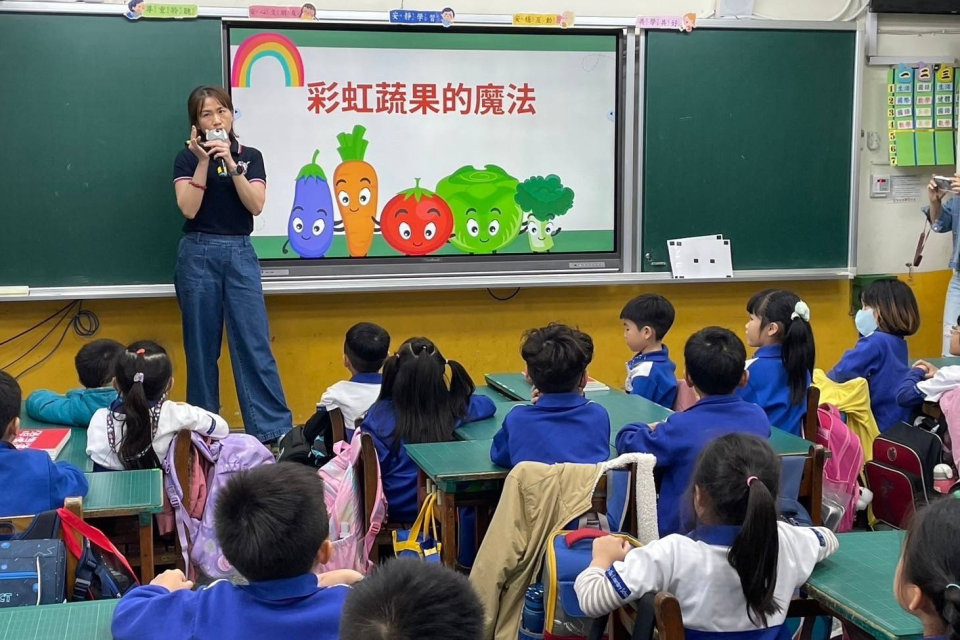 蘇思伃營養師用簡單活潑的口訣，為學生介紹彩虹蔬果