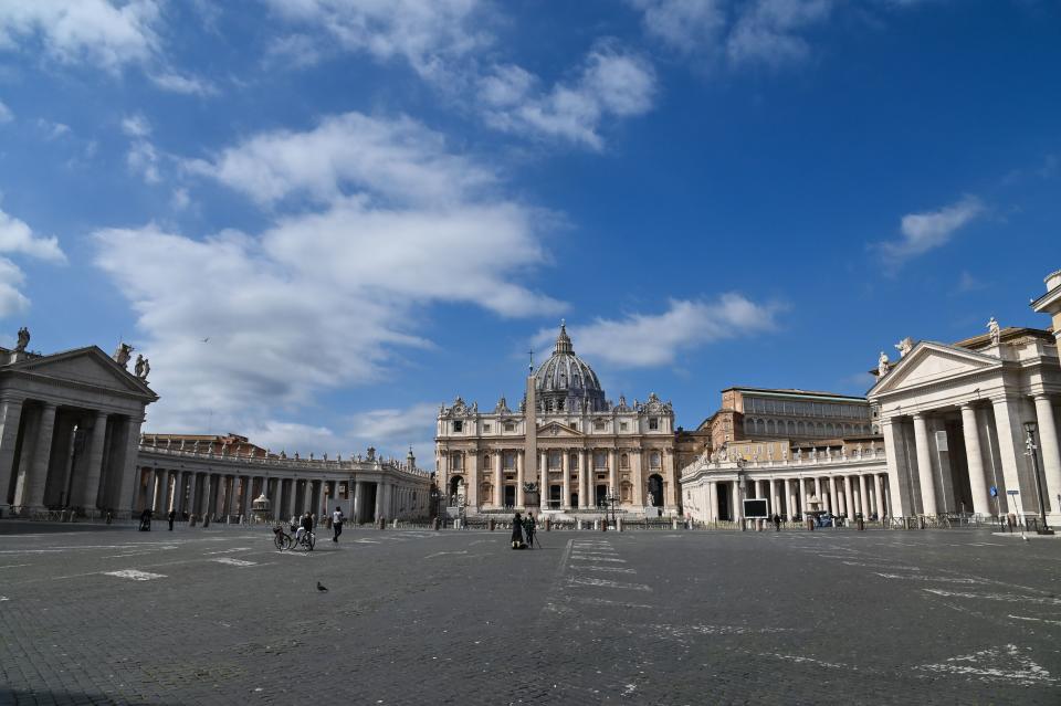 Il centro di Roma e Città del Vaticano sono deserti la prima domenica dopo l’entrata in vigore delle restrizioni per combattere l’epidemia da coronavirus. Tra i monumenti della Capitale, non si vedono i soliti assembramenti di turisti.