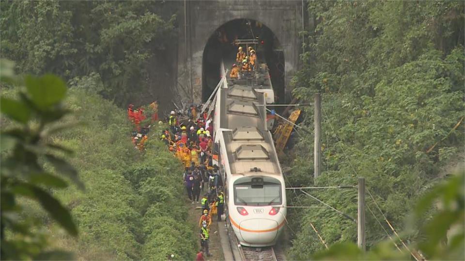 來不及！ 工程車早就橫躺軌道 司機剩4秒踩煞車