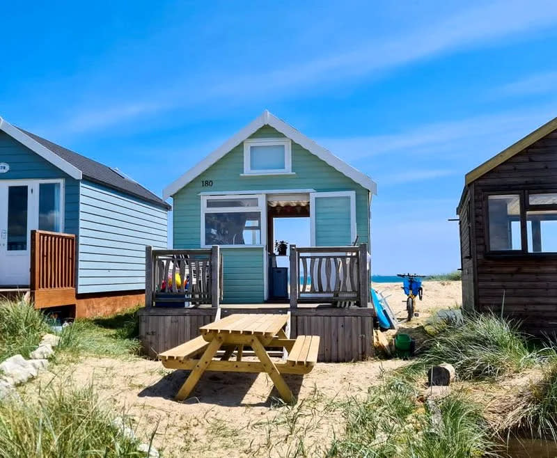 La cabaña de playa más cara de Gran Bretaña ha salido al mercado por la friolera de 575 000 libras esterlinas ($790,616 dólares). (SWNS)