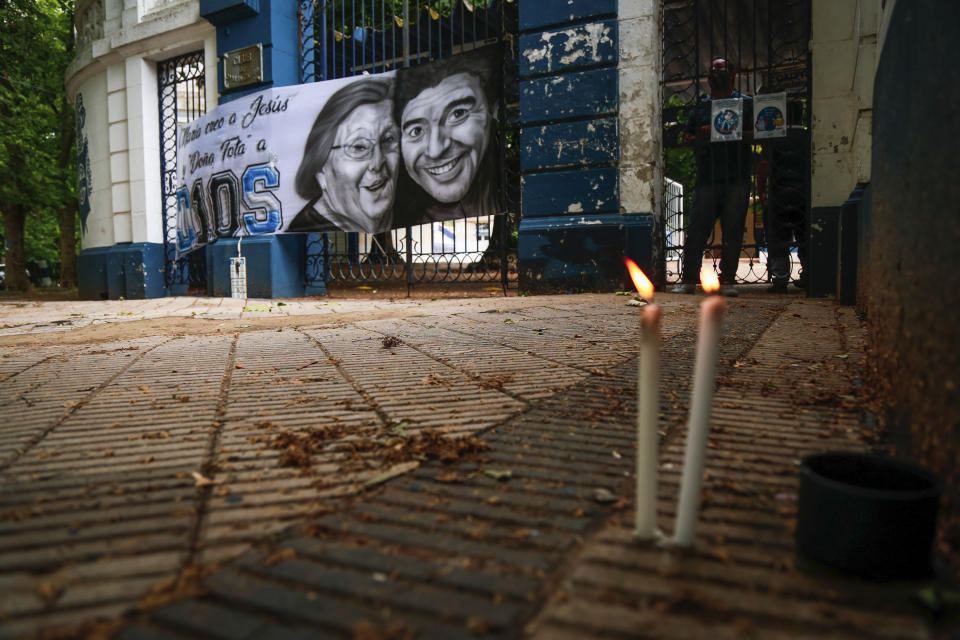 Velas encendidas en homenaje a Diego Maradona en la entrada del estadio del club Gimnasia y Esgrima en La Plata, Argentina. Maradona ha fallecido de un paro cardíaco, el miércoles 25 de noviembre de 2020, en Buenos Aires. Tenía 60 años. (AP Foto/María Paula Ávila)