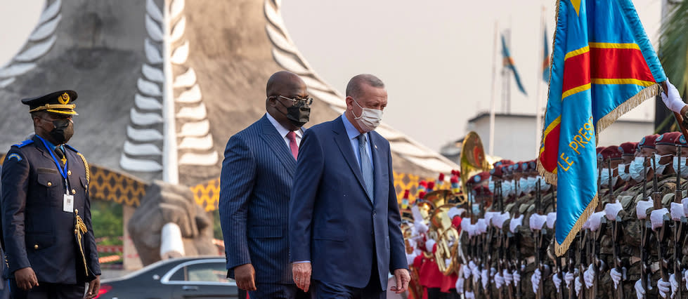 Le président turc Recep Tayyip Erdogan accueilli par Félix Tshisekedi, le chef d'État de la République démocratique du Congo, au palais de la nation, à Kinshasa.
