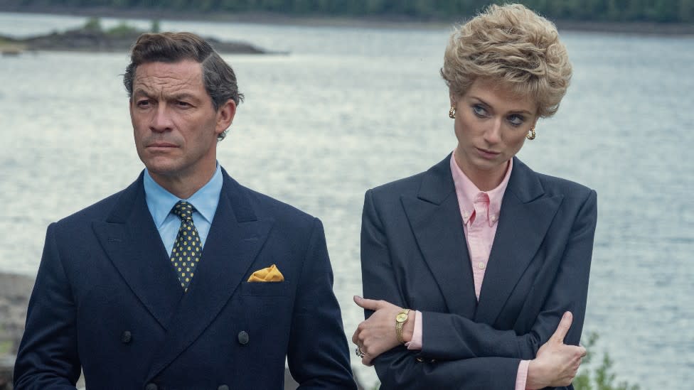 Dominic West y Elizabeth Debicki