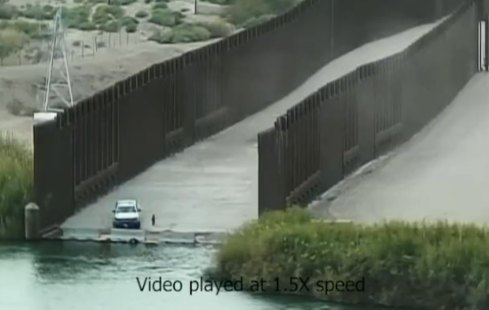 Ein US-Grenzbeamter kommt mit dem Auto angefahren, um ein unbegleitetes Kind zu retten. (Screenshot: Twitter /Chief Raul Ortiz)