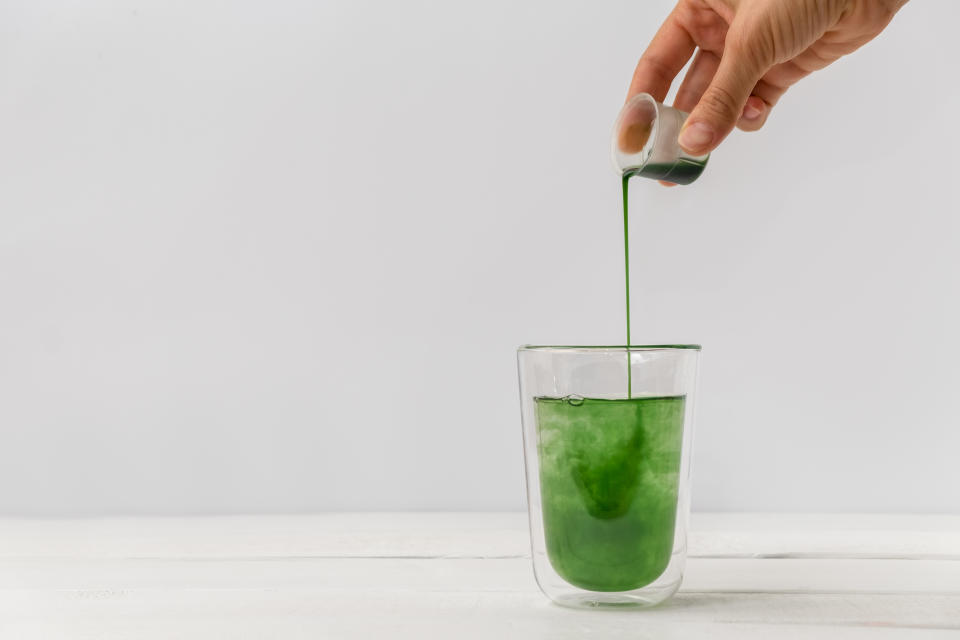 Chlorophyll-Tropfen als Nahrungsergänzungsmittel. (Bild: Getty Images)