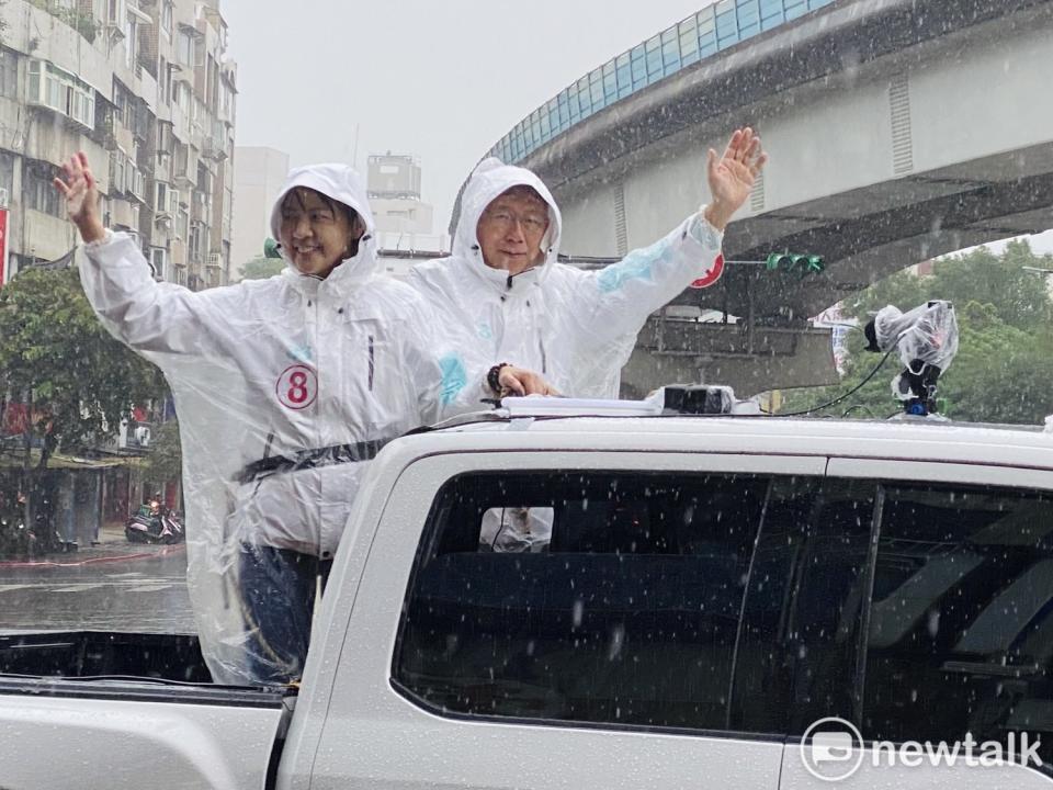 民眾黨主席柯文哲今陪無黨籍台北市長候選人黃珊珊進行台北大車掃。   圖：周煊惠 / 攝