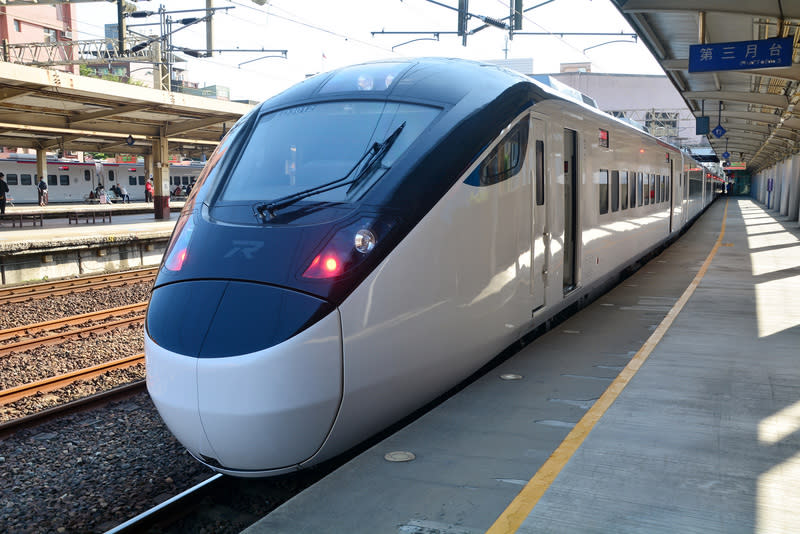 台鐵29日宣布6月28日起微幅調整列車時刻，共計調整74列次，但多半變動的時間都很小，未來將有更多EMU3000型及900型新車投入營運。（中央社資料照）