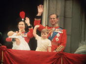 <p>La familia pasó de cuatro integrantes a seis cuando la reina y Felipe tuvieron a Andrés y Eduardo, en 1960 y 1964, respectivamente. Aquí saluda a la multitud desde el balcón del palacio de Buckingham, durante las celebraciones del Trooping of the Colour (<em>Fox Photos</em>/ <em>Getty Images</em>).</p> 