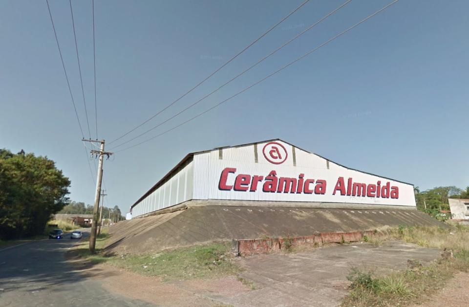 Heitor Neto, a manager at Almeida ceramics factory, says the factory's equipment is regularly inspected and meets environmental standards. (Photo: Google)