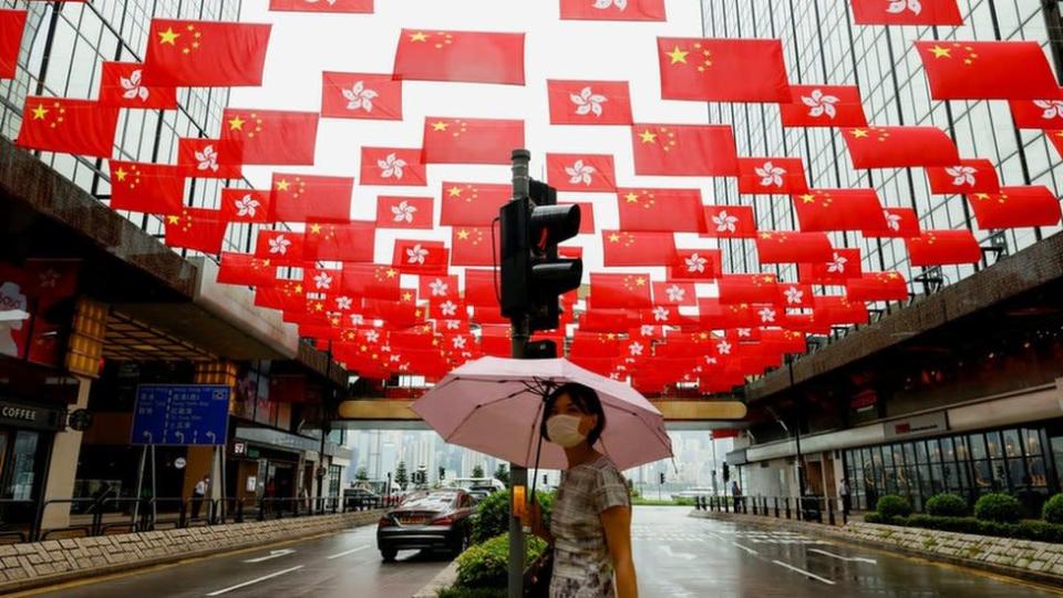 香港市面見到許多中國國旗和香港區旗。