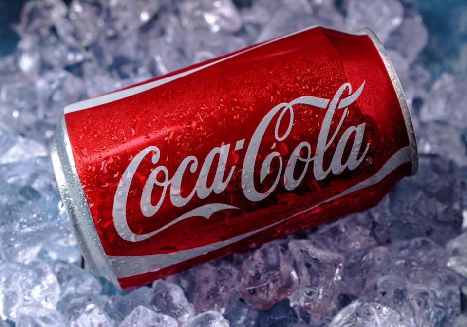 <p>Ein Erwachsener sollte laut Weltgesundheitsorganisation (WHO) nicht mehr als 50 Gramm Zucker pro Tag zu sich nehmen - oder anders gesagt, knapp 17 Zuckerwürfel. Alleine ein halber Liter Cola entspricht in etwa 18 Zuckerwürfeln und übersteigt somit bereits die empfohlene Tagesdosis. (Bild: iStock / Fotoatelie)</p> 