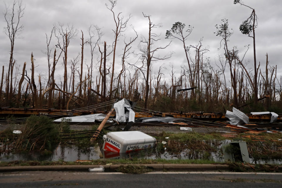 En la imagen, tomada el 10 de octubre de 2018, se ven los daños ocasionados por el paso del huracán Michael por Panama City, Florida. (AP Foto/Gerald Herbert)