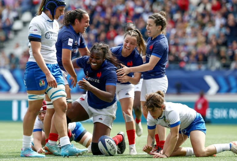 La Française Madoussou Fall félicitée par ses coéquipières après un essai marqué contre l'Italie lors du tournoi des Six Nations au stade Jean Bouin à Paris, le 14 avril 2024. (FRANCK FIFE)