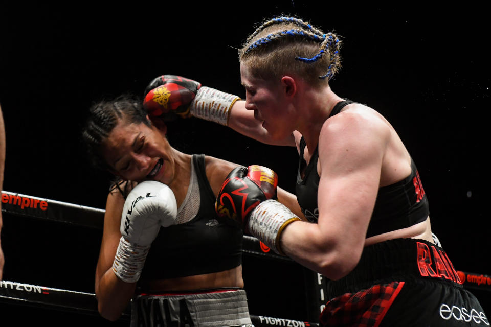 Hannah Rankin (derecha) obliga al árbitro a detener la pelea en el décimo asalto después que Alejandra Ayala no puediera continuar durante un combate de boxeo en el OVO Hydro en Glasgow, Escocia. (Foto: Craig Foy/SNS Group a través de Getty Images)