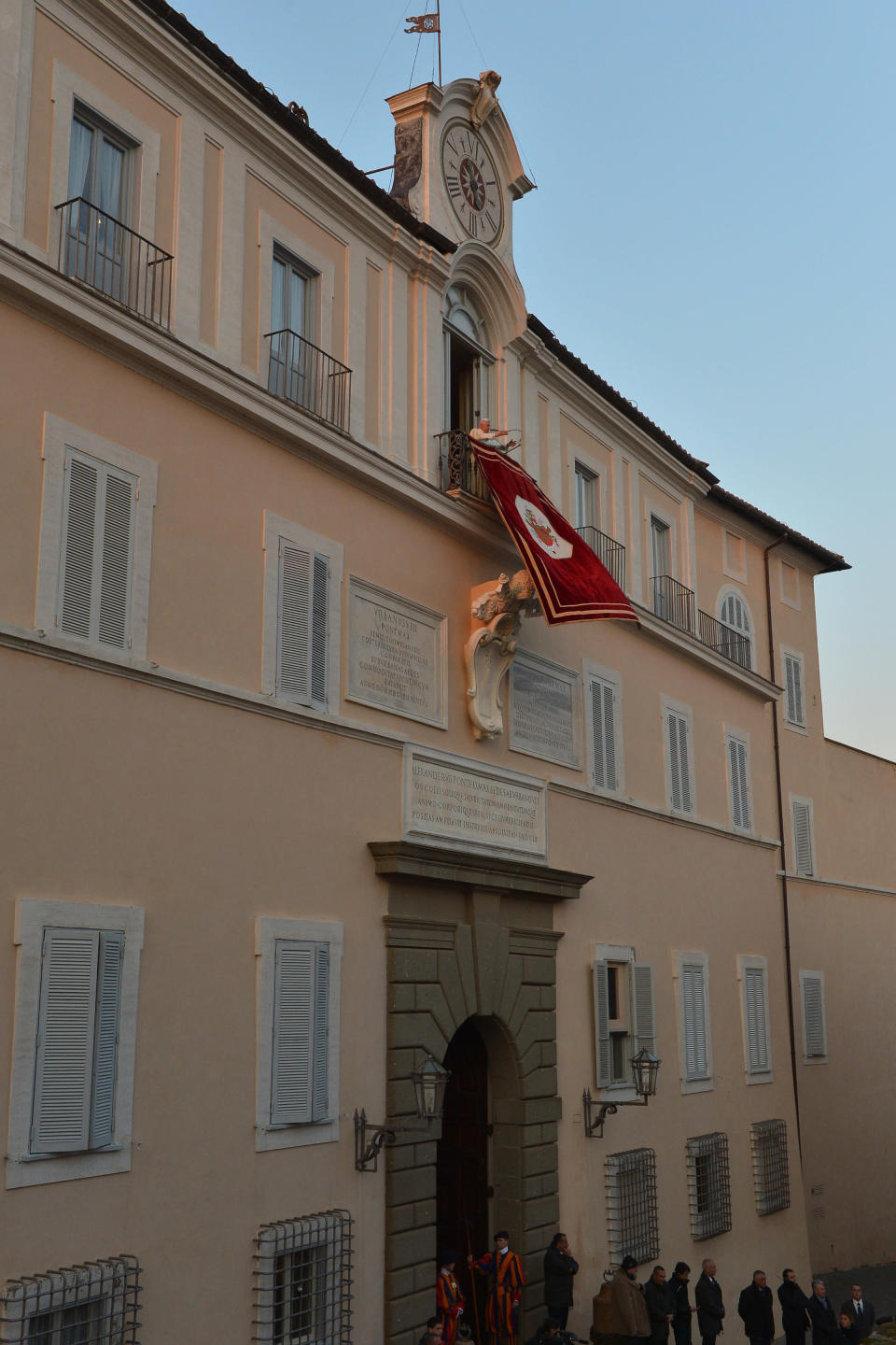 Arrivé à Castel Gandolfo, Benoît XVI s'avance sur le balcon pour sa dernière apparition publique en tant que pape. La foule l'acclame longuement. VINCENZO PINTO/AFP