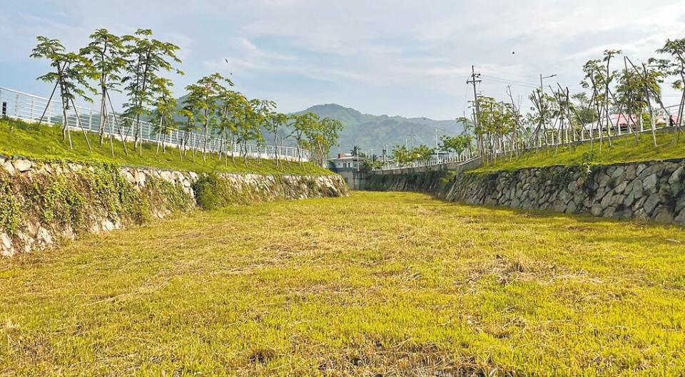 高雄市美濃區三洽水滯洪池1月完工，可望解決美濃區域排水問題。（林雅惠攝）