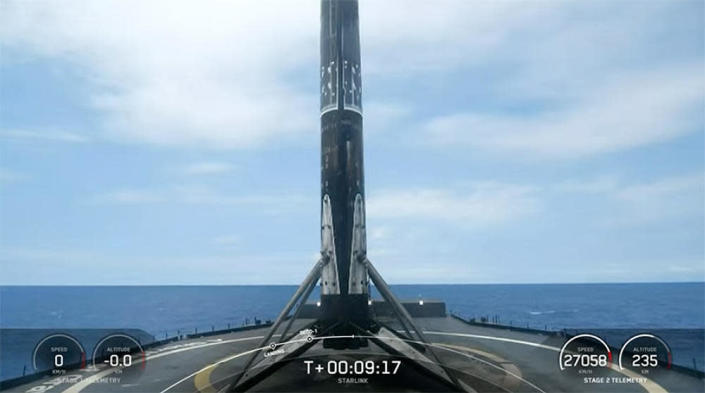 La primera etapa del Falcon 9, número de cola B1060, completa un vuelo número 13 récord con un aterrizaje perfecto en una nave no tripulada SpaceX estacionada a varios cientos de millas al noreste del sitio de lanzamiento.  / Crédito: webcast de SpaceX