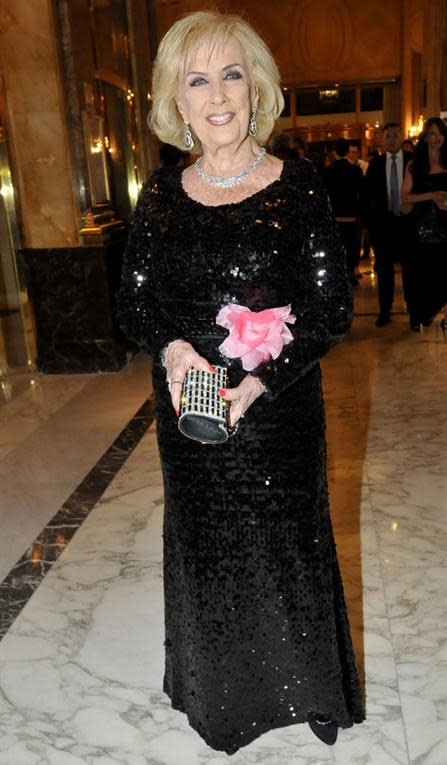 Mirtha Legrand. La diva de los almuerzos, infaltable en la gala, brilló con un vestido negro muy elegante. ¿El detalle? Una flor rosada en la cintura. 