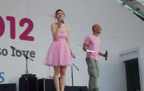 The hosts of the Pink Dot concert, Sharon Au and Lim Yu-Beng, hyping up the crowd for the upcoming performances. (Yahoo! photo/Melissa Law)