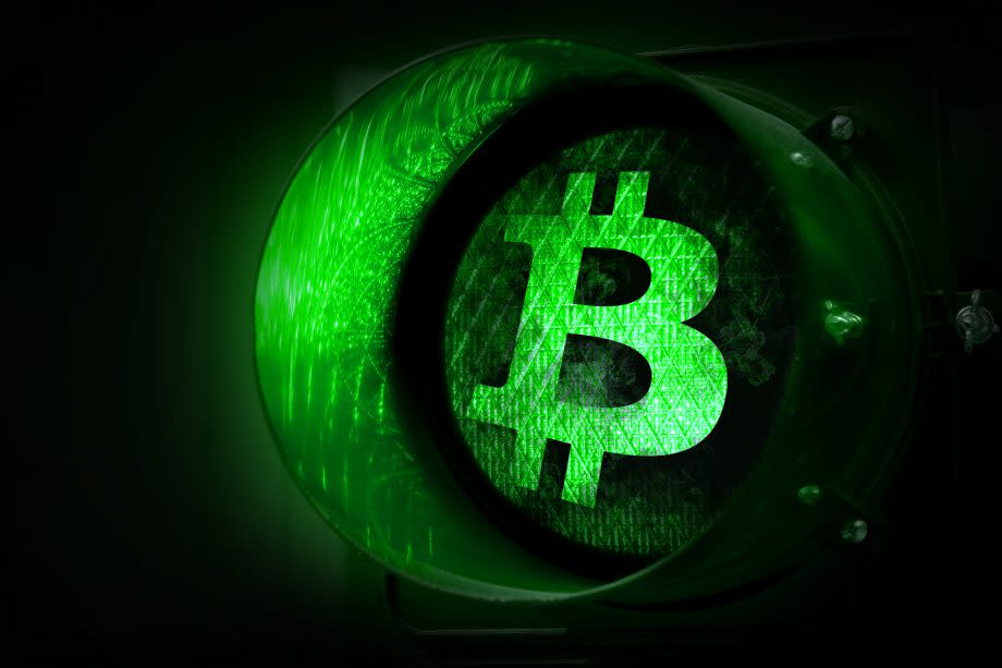Grüne Ampel mit Bitcoin-Logo