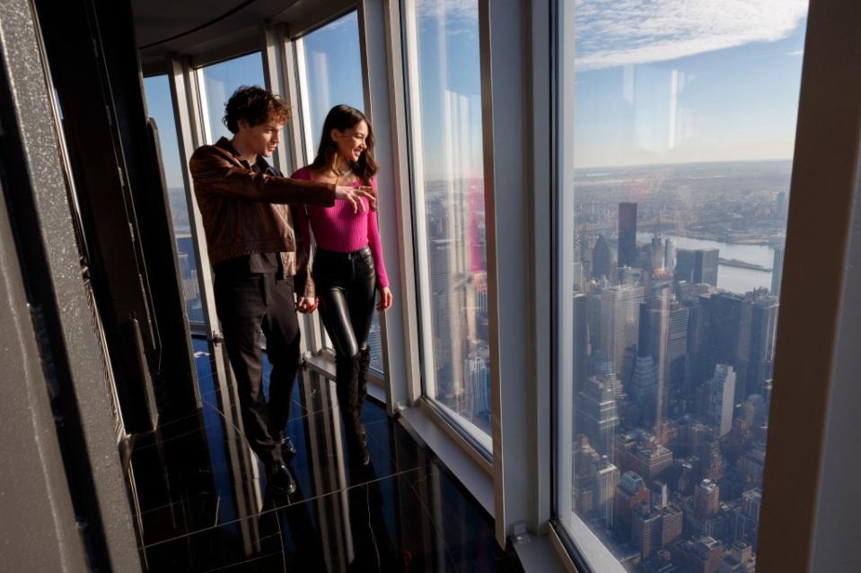 But if you can’t fork out $10,000 for the private dinner on the 102nd floor, don’t fret — there’s still a way to enjoy a romantic Valentine’s date with your loved one at the Empire State Building. Tamara Beckwith/N.Y.Post