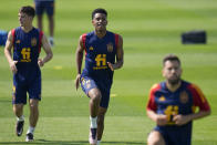 Spain's Alejandro Balde, center, works out with teammates during a training session at Qatar University, in Doha, Qatar, Monday, Nov. 21, 2022. Spain will play its first match in Group E in the World Cup against Costa Rica on Nov. 23. (AP Photo/Julio Cortez)