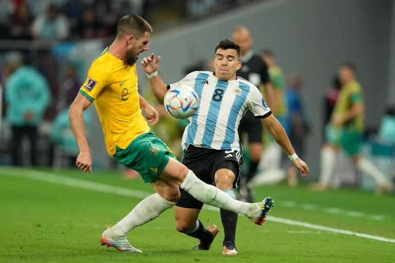 Marcos Acuña lucha por la pelota con Milos Degenek durante el partido que disputan Argentina y Australia, por los octavos de final de la Copa del Mundo Qatar 2022 en el estadio Ahmed bin Ali, Umm Al Afaei, Qatar, el 3 de diciembre de 2022.